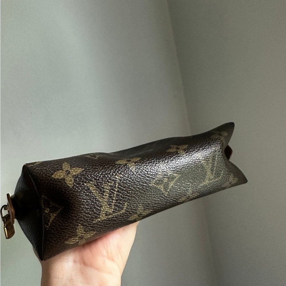 Louis Vuitton Cosmetic Pouch - Picture 4 of 9